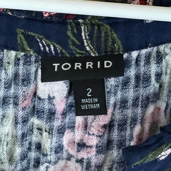 Torrid Crinkle Gauze Cold Shoulder Tie-Front Top Floral Size 2 2X - Picture 3 of 11
